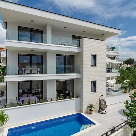 Dalmatia Апартаменты *